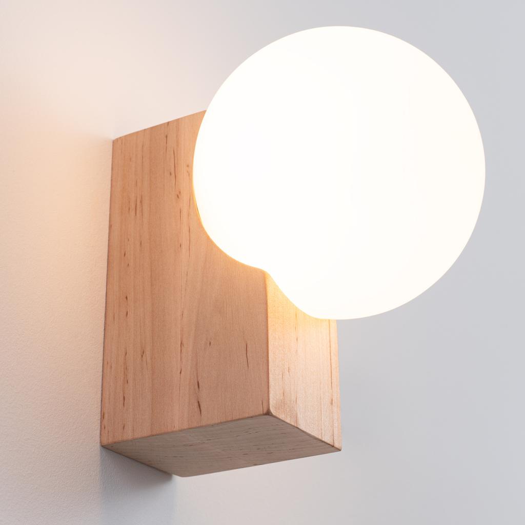 Bulbo wall lamp, natural wood