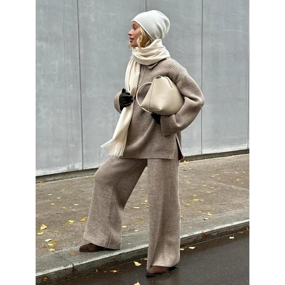 Женский комплект из 2 предметов: вязаный в рубчик свитер с воротником на молнии до середины и брюки палаццо оверсайз. Модный костюм-свитер.