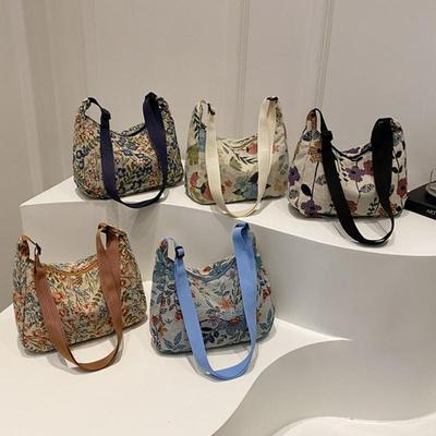 Винтажная вместительная сумка через плечо с цветочным принтом и регулируемым ремнем. Стильная женская сумка через плечо из нейлона разных цветов.