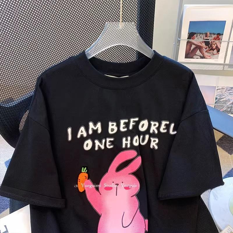 Летняя женская футболка свободного покроя с круглым вырезом и коротким рукавом с принтом кролика черного цвета