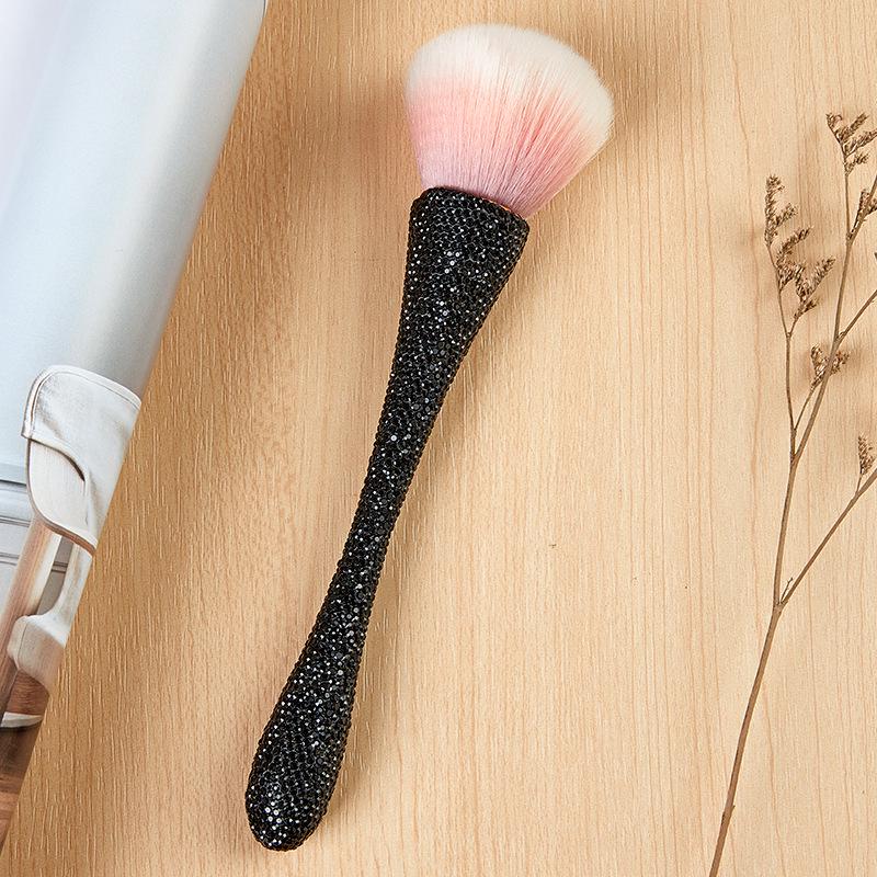Кисть для макияжа XL с мягкой щетиной и бриллиантовыми вставками для хайлайтинга и нейл-арта