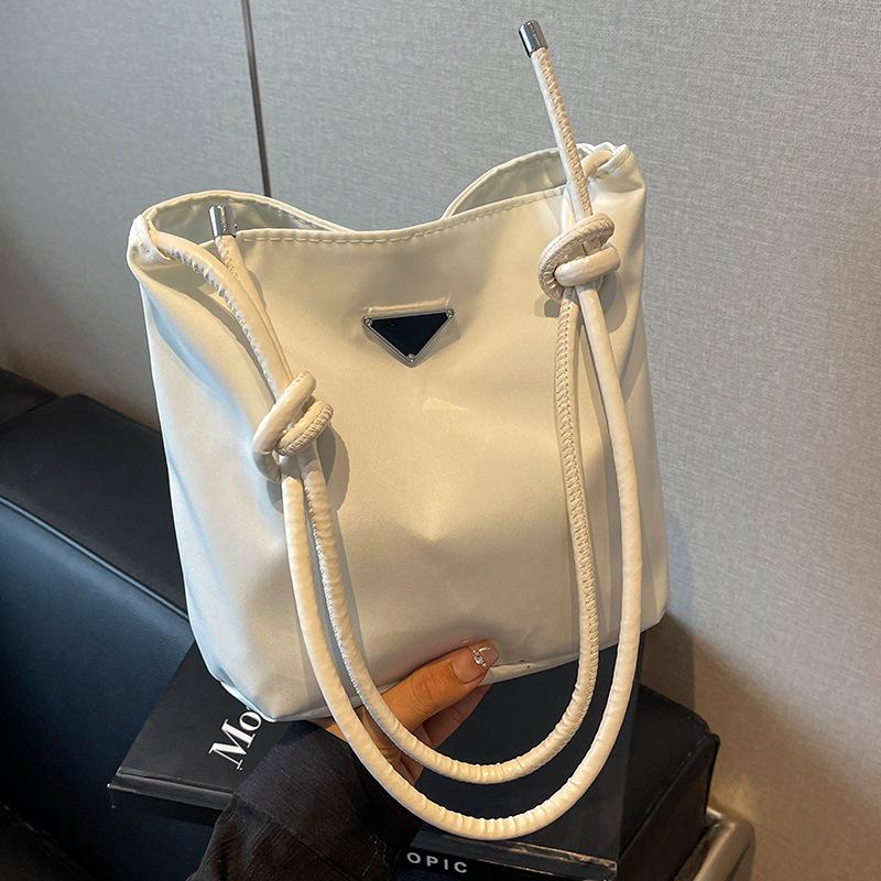 Korean Version of Ins Super Hot Bag Women's Bag New High End Simple Handbag Ins Commuting Bucket Bag