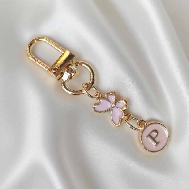 Металлический розовый брелок для ключей в виде бабочки, модный брелок с инициалами от A до Z, держатели для ключей от машины, подвеска для сумки, висячий декор, подарок для пары
