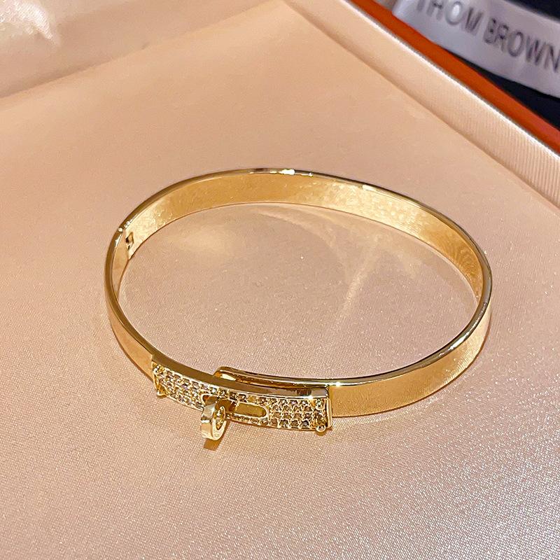 European and American Retro Round Zircon Buckle, High-end Design Bracelet, Versatile Bracelet for Women