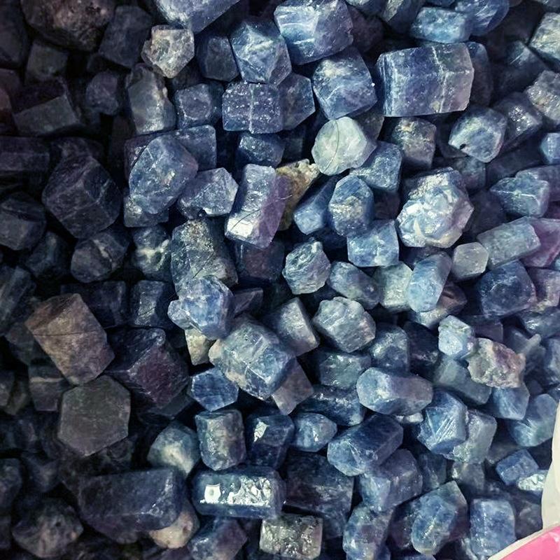 Необработанный камень с крупными частицами сапфира может перфорированный самодельный голубой корундовый кулон