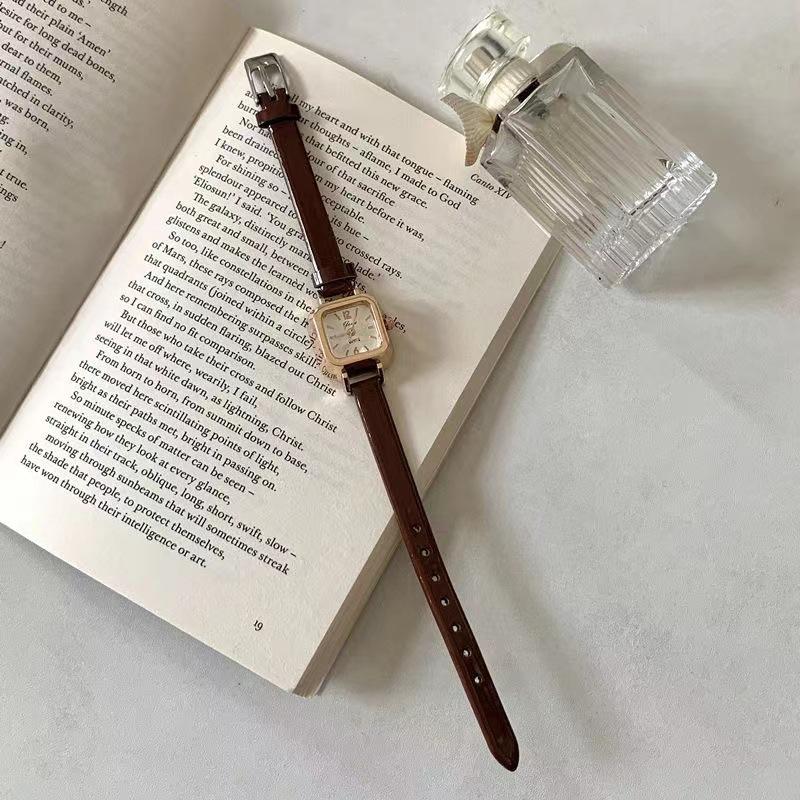 Маленькие часы в форме кубика сахара, нишевые, легкие, роскошные, простые, изысканные, нишевые, высокие, чувственные, ретро, женские часы