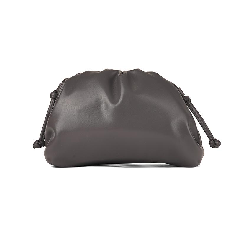 Женская сумка 2024 года из мягкой кожи с плиссировкой — вечерняя, наплечная и сумка-мессенджер с однотонной текстурой.