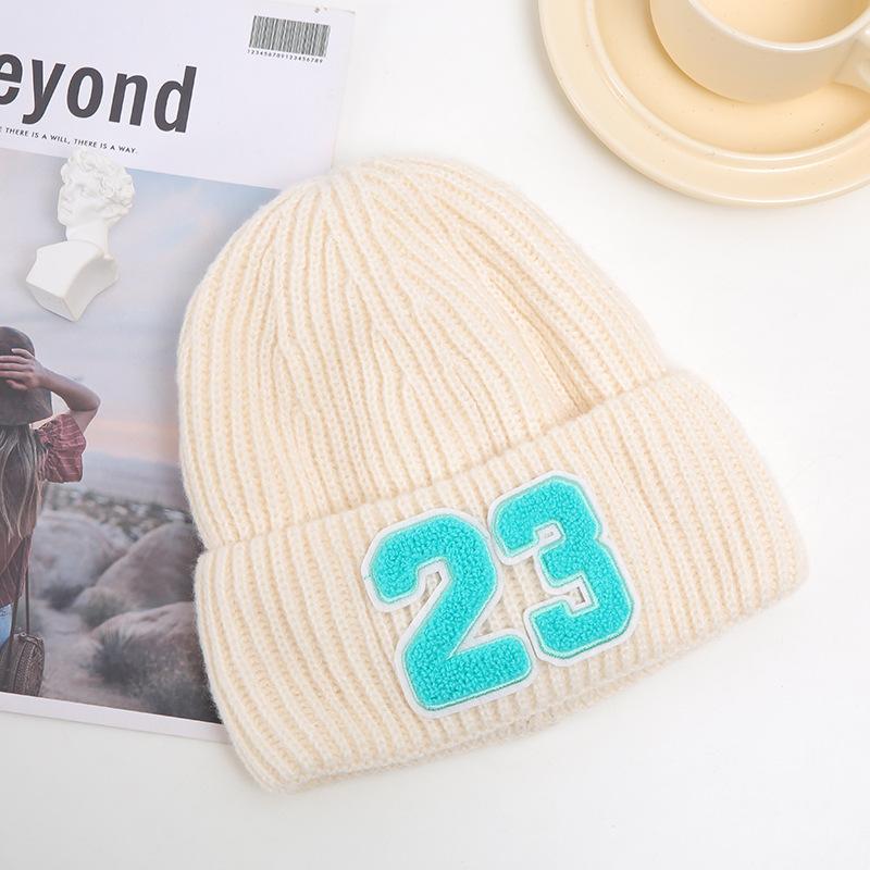 Новая шапка для женщин, зимняя теплая, с плюшем, утолщенная вязаная шапка, корейский стиль, для студентов, парная, с нашивкой, цифровая, пуловер, шапка от холода