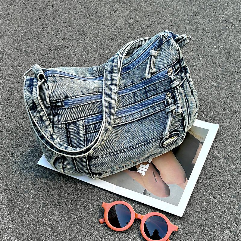 Lightweight and simple literary denim canvas bag, large-capacity retro and old shoulder bag, multi-layer fashionable commuter messenger bag.