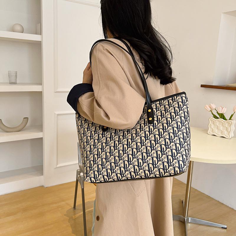2025 Winter New Large-capacity Letter Print Light Luxury Bag for Commuting To Work One-shoulder Hand-held Retro Tote Bag