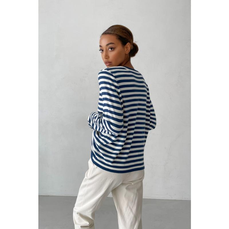 Женский свитер-пуловер с круглым вырезом и винтажной полоской