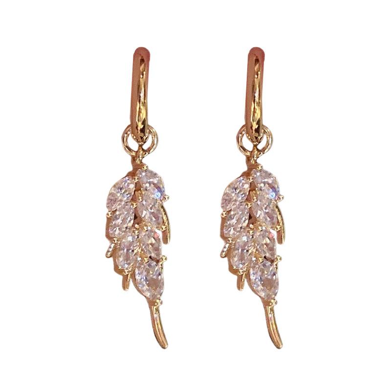 Женские серьги-гвоздики с листьями циркона