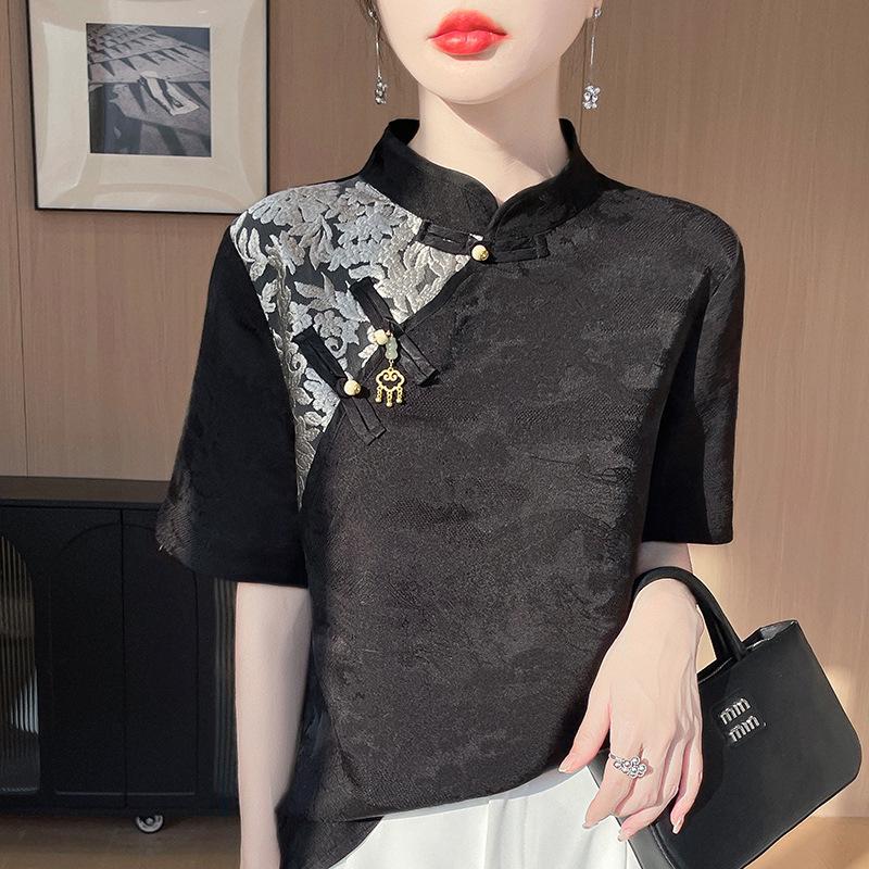 Женская атласная жаккардовая футболка с воротником-стойкой и застежкой-лягушкой, весна/лето 2025