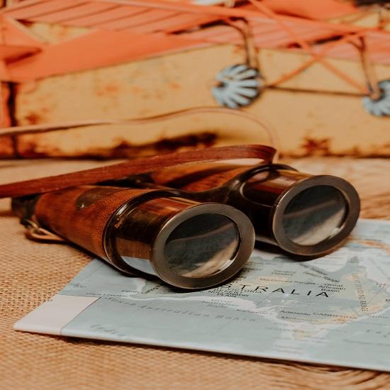 Винтажный бинокль с кожаным футляром