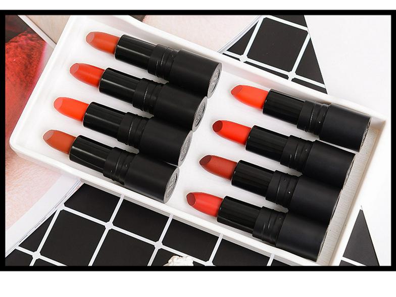 Помада Midora Velvet Matte Lipstick — стойкая, устойчивая к пятнам, увлажняющая, туманно-лилового оттенка для студентов.