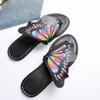 Стильные женские шлепанцы с принтом бабочек | Верх из искусственной кожи и резиновая подошва | Универсальная обувь на все сезоны | Модные шлепанцы с перемычкой для пальца, слипоны