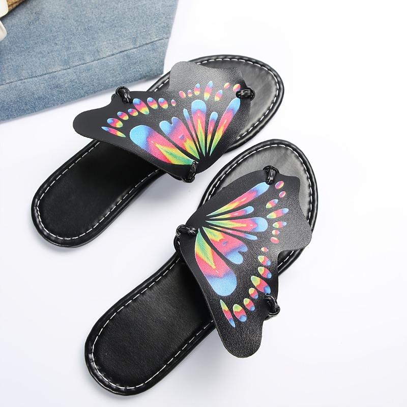 Стильные женские шлепанцы с принтом бабочек | Верх из искусственной кожи и резиновая подошва | Универсальная обувь на все сезоны | Модные шлепанцы с перемычкой для пальца, слипоны
