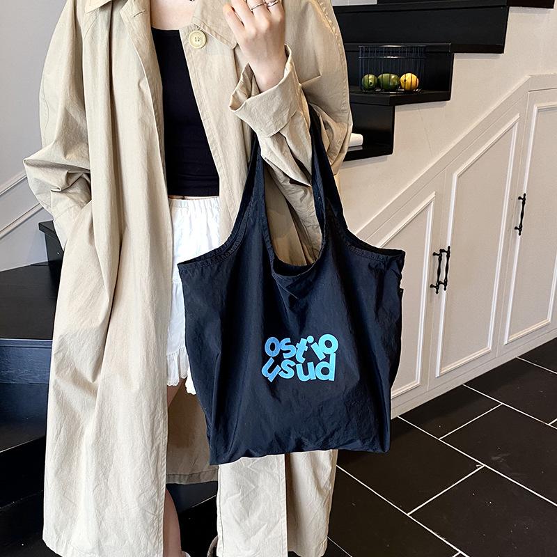 Трендовая, модная, простая и повседневная сумка большой вместимости 2025 лето новая модель в зарубежном стиле женская текстурная сумка-тоут на плечо