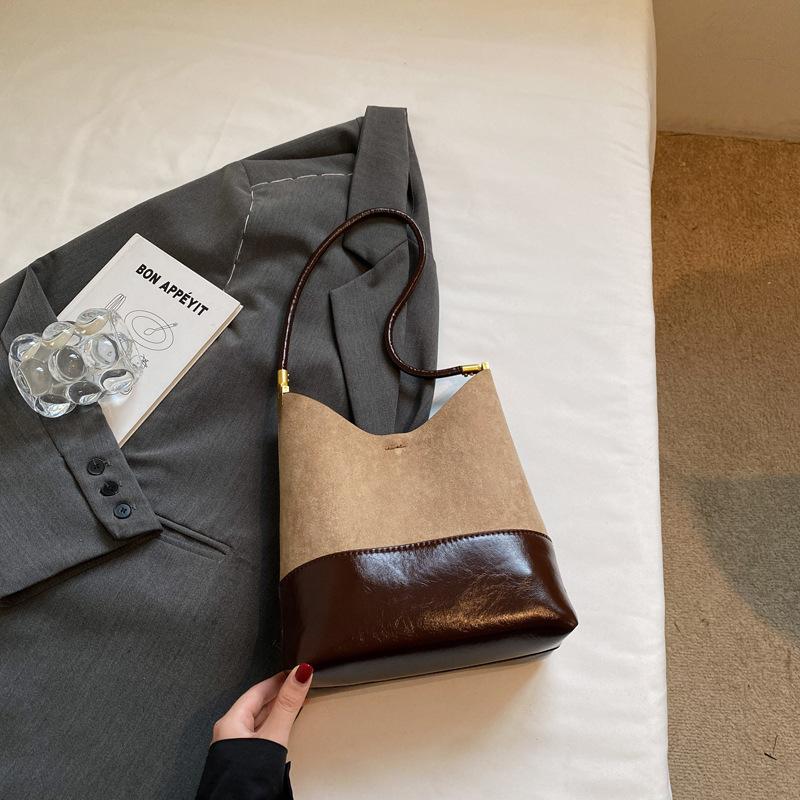 Матовая ретро сумка женская большой вместимости 2025 новая осень и зима универсальная повседневная на плечо подмышку сумка для работы и поездок