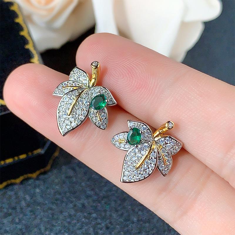 Осенне-зимний комплект ювелирных изделий, ювелирные изделия в форме кленового листа, серьги-гвоздики, ожерелье, кольцо, мода, свет, роскошь, изумруд, женский