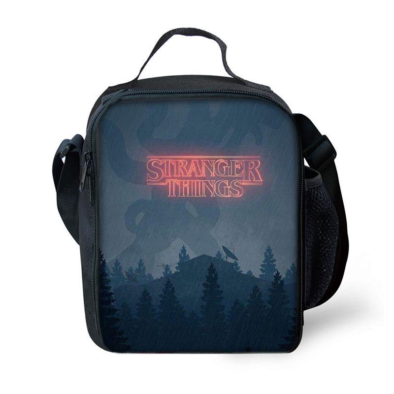 Изолированная сумка-ланчбокс Stranger Things для детей и студентов с регулируемым ремнем. Идеально подходит для пикников и приключений на природе.