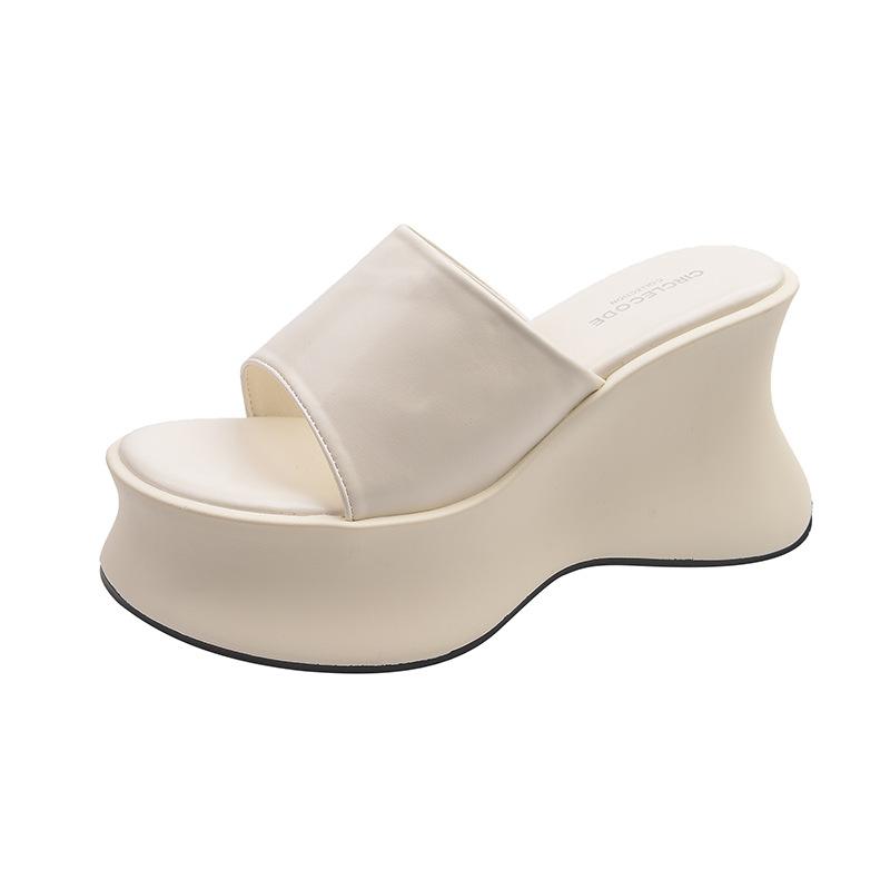 Женские летние шлепанцы на высоком каблуке, 2025 новая высококлассная модель, сочетающаяся с юбкой, шлепанцы на толстой подошве с одной перемычкой, серебристые крутые шлепанцы