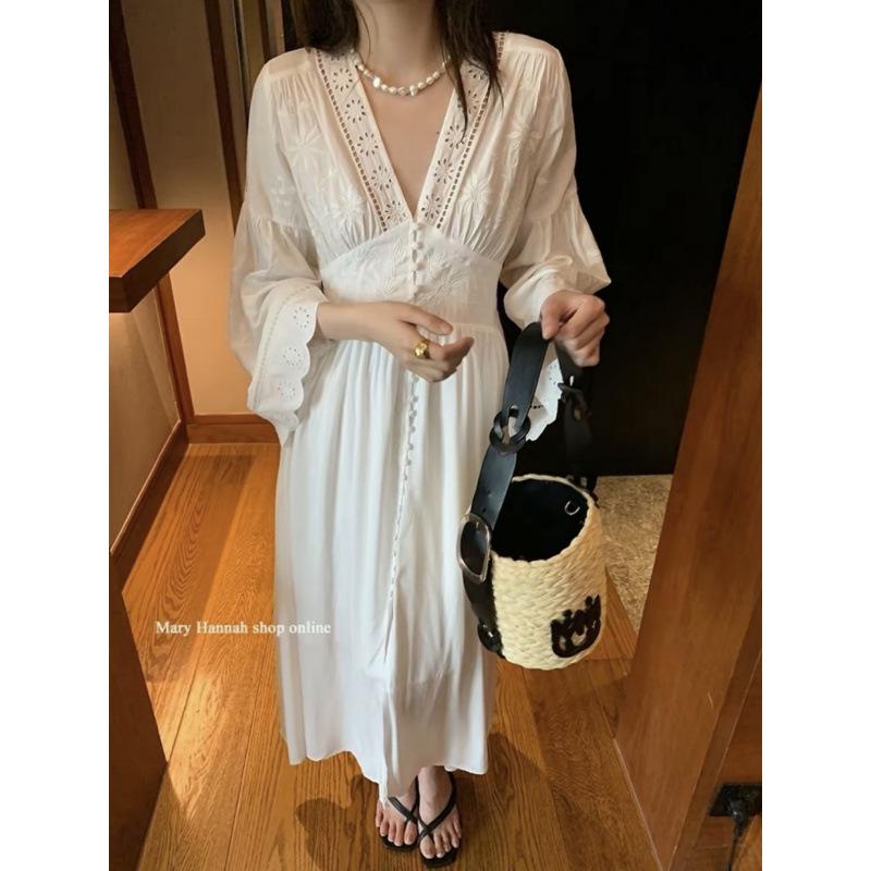 Белое платье с длинным рукавом и ажурной вышивкой для отпуска на острове или пляже