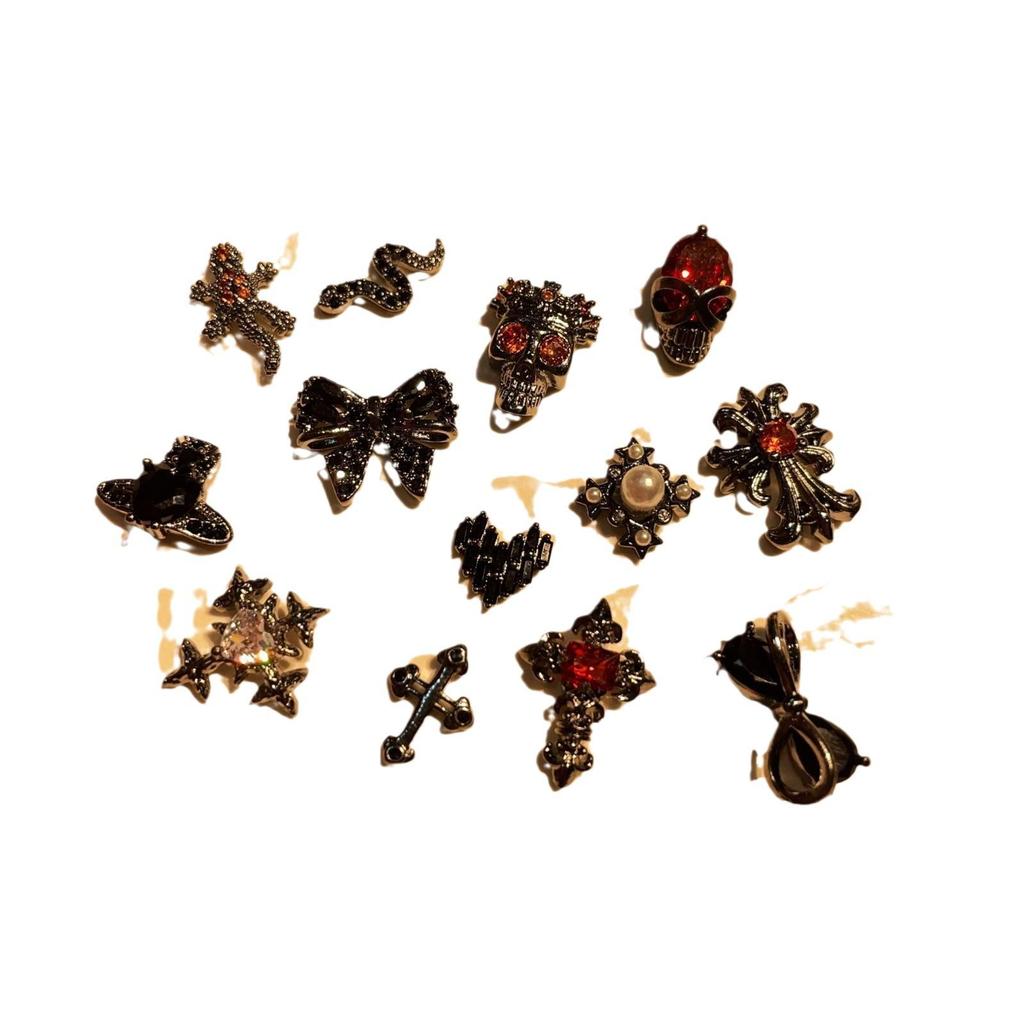 Темные украшения для ног в стиле барокко: 21 Накладной ноготь с цирконием и наклейки