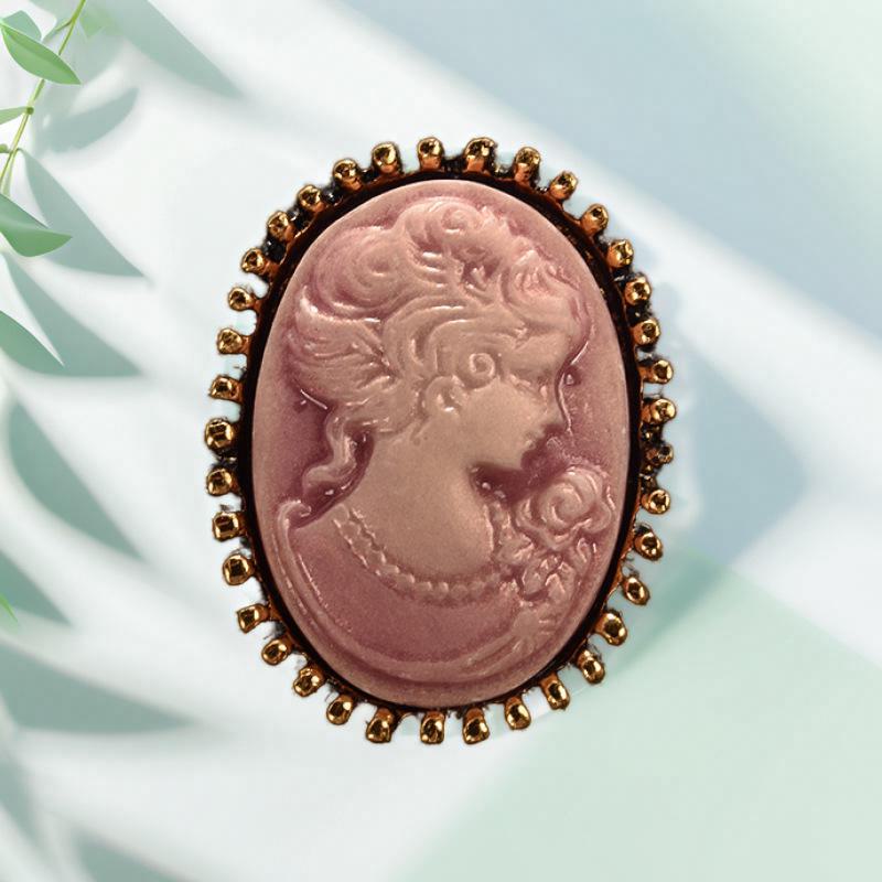 Elegant Resin Alloy Brooch: Retro Relief Art Jewelry for European & American Fashion