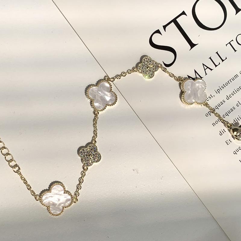 Модный и минималистичный розовый браслет с четырьмя листочками клевера с высококачественной текстурой и универсальным браслетом с бриллиантами для вечеринок.