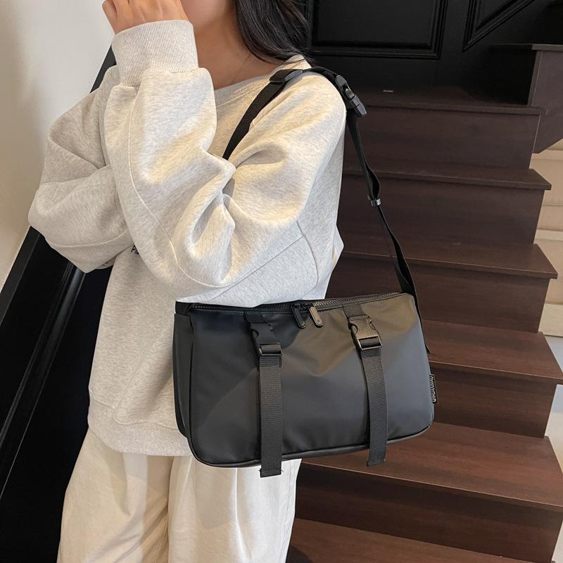 Large Capacity Sports and Leisure Fitness Bag New Female Student Shoulder Bag Versatile Messenger Travel Bag