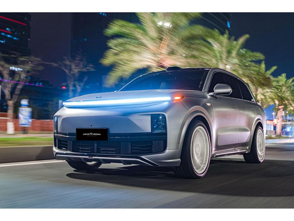 Обвес YOFER для Li Auto L8: Включает передний бампер, боковые юбки, заднее антикрыло, накладку и бампер, угловые накладки и передний сплиттер.
