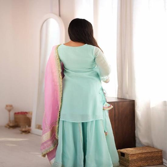 Женский комплект kurta с зеркальной вышивкой и работой гота с контрастным дупаттой