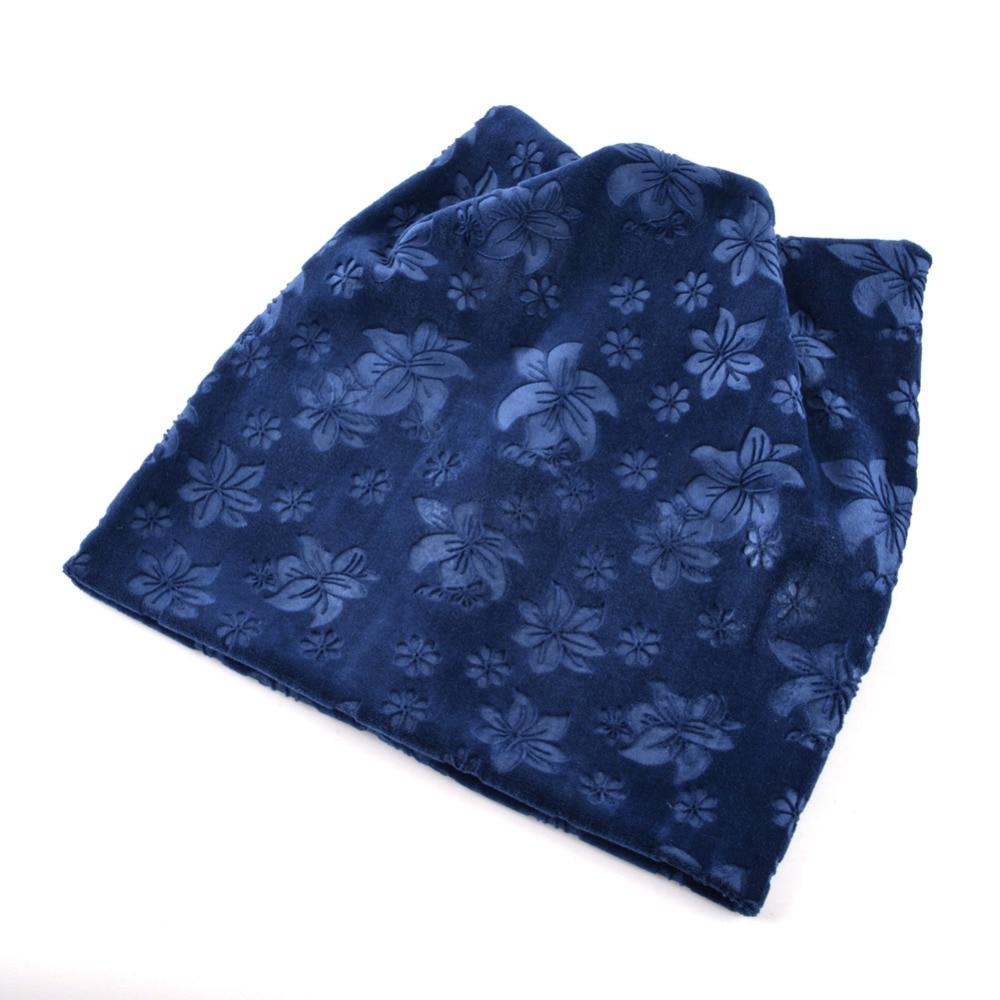 Женская однотонная шапка из вельвета с цветочным принтом