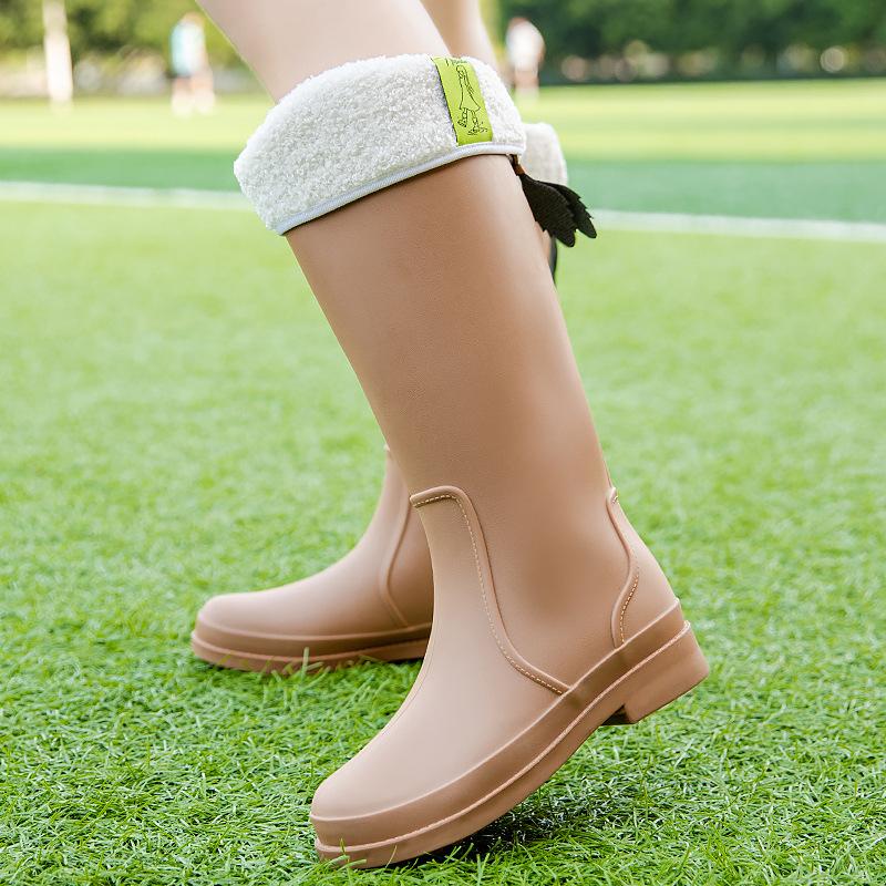 Резиновые сапоги Модные и простые резиновые сапоги для средней школы Женская водонепроницаемая и противоскользящая износостойкая верхняя обувь Женская обувь с рабочими рукавами для кухни