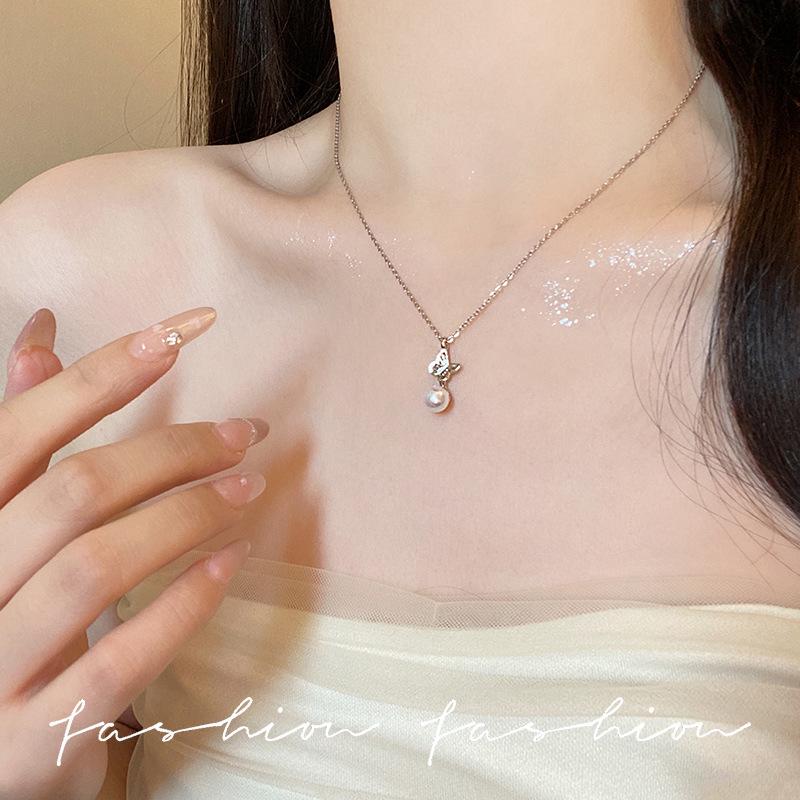 Elegant Pearl Necklace - Versatile Niche Design with Heart Pendant for Women