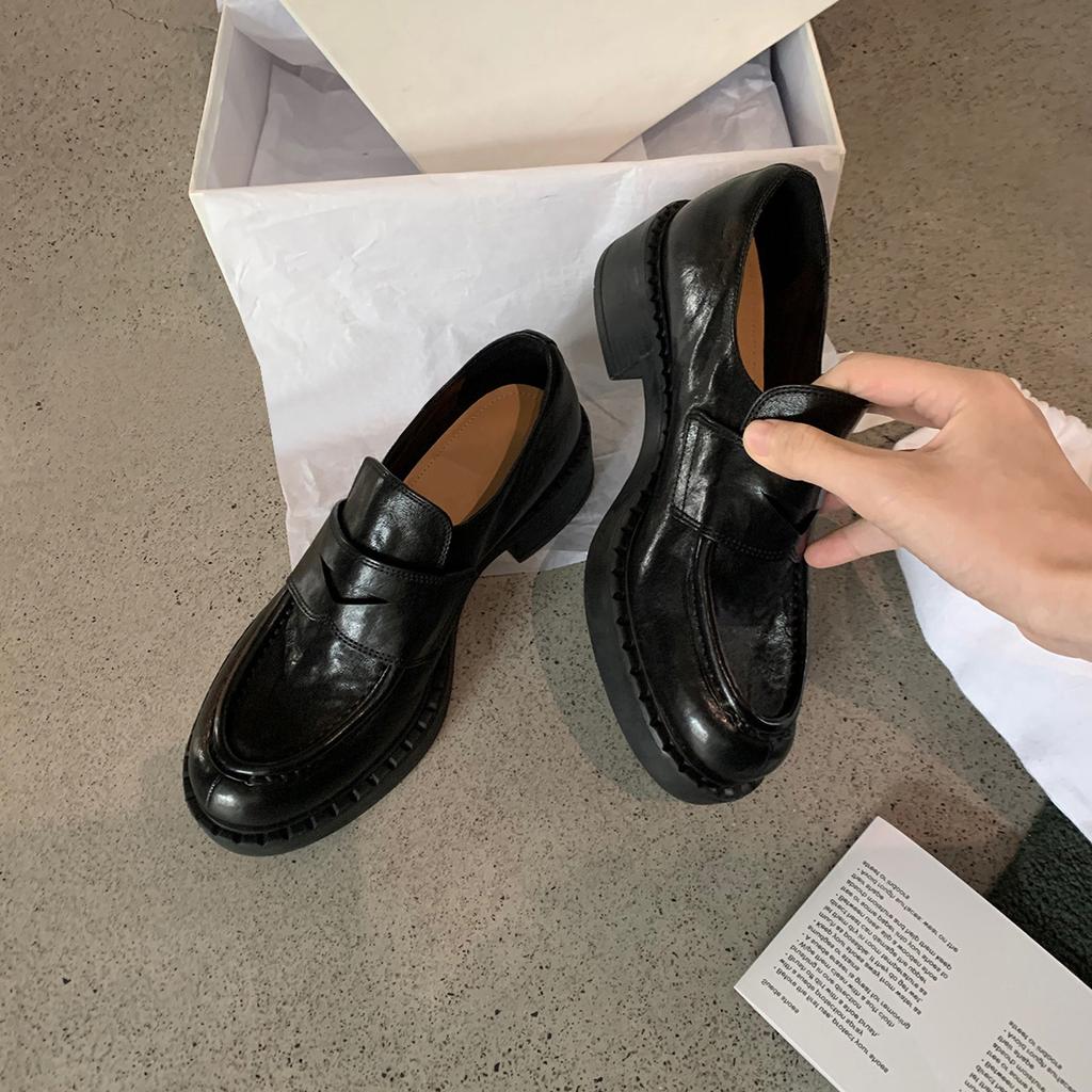 Женские кожаные лоферы на платформе 2025 осень новые черные с круглым носком на толстом каблуке одинарная обувь ретро британский стиль маленькие кожаные туфли