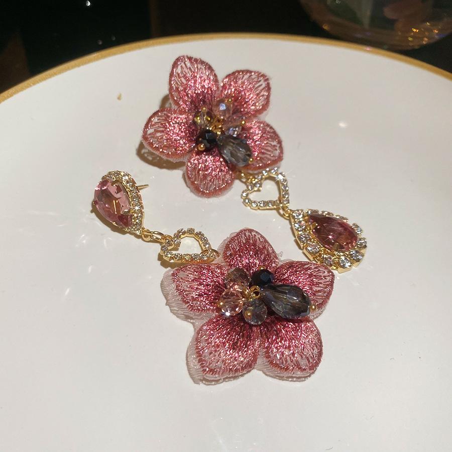 Серьги-гвоздики из ткани в виде цветка «Серебряная игла» со стеклянной бахромой, средние, с антикварным темпераментом, дизайнерские, нишевые