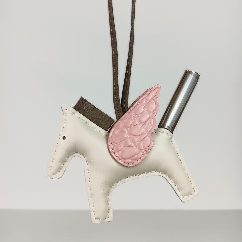 Подвеска для сумки-лошадки из натуральной кожи с отделкой из овчины и крокодила, сшитой вручную