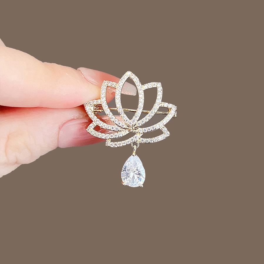 Summer Anti-Exposure Brooch: Fashionable and Luxurious Collar Pin for Women.