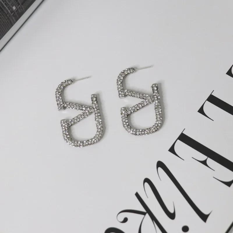 Роскошные серьги с бриллиантами в форме буквы V: Модный, стильный и милый индивидуальный дизайн