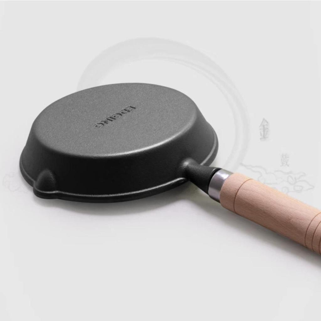 EDGING Cast Iron Frying Pan, Flat Bottom Pan for Home Use, Mini Egg Pan, Oil-Splattering Pan, Small Iron Pan, Uncoated Searing Pan for Breakfast, 16cm