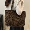 Large Capacity Bag Women 2025 New Casual Leopard Print Handbag Foreign Style Retro Tote Commuter Shoulder Bag