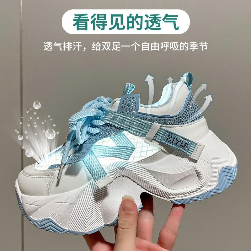 Small man wears platform dad shoes, women's new laces, fashionable and comfortable casual shoes, trendy sports shoes