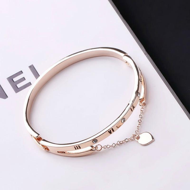 Женский браслет с римскими цифрами и подвеской с цепочкой в золотом и серебряном цвете