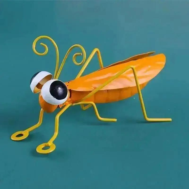 1 Pcs Outdoor Tree Wall Art Garden Grasshopper Statue Garden Cute Metal Grasshopper Statue Decoration Desk Accessories