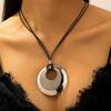 Двухцветное круглое подвесное ожерелье на черном шнурке Statement Jewelry