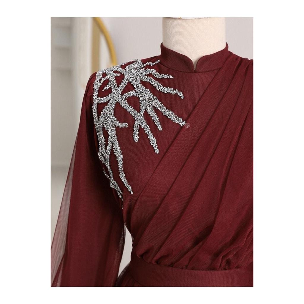 Вечернее платье из тюля с драпировкой и поясом, с каменной отделкой спереди