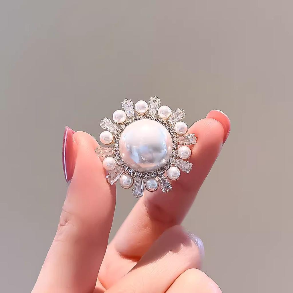 Sunflower Brooch, Women's Exquisite Pearl Brooch, Niche High-end Design Sense, Brooch, Neckline Anti-glare Accessory