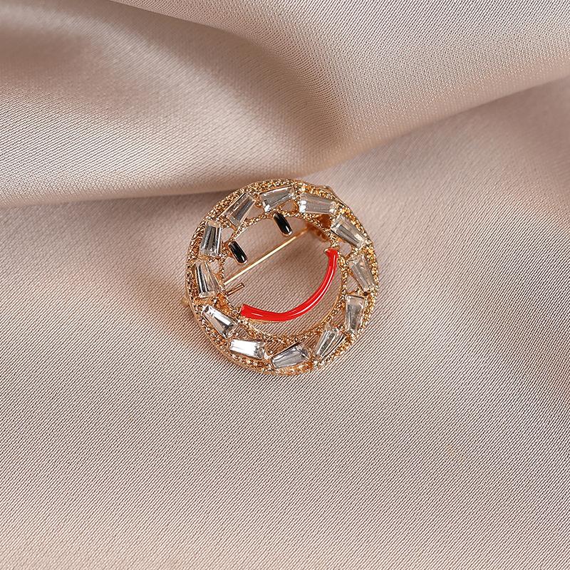 Брошь «Улыбающееся лицо» с антибликовым покрытием, Высококлассный и нишевый дизайн, Аксессуар для костюма